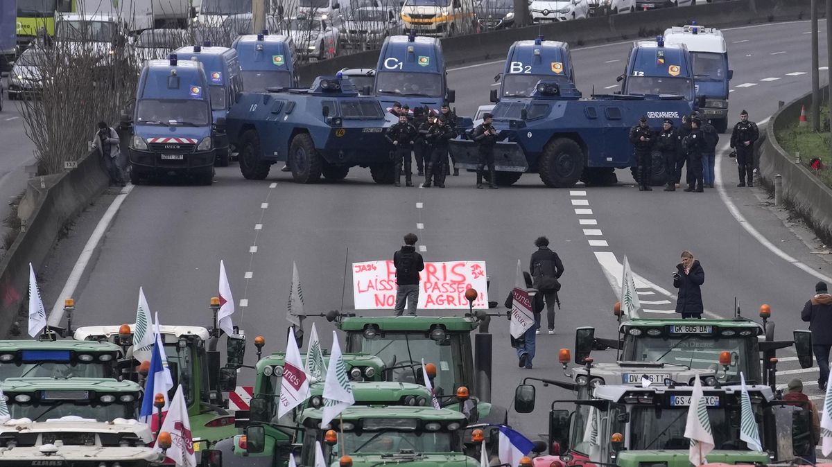 Chtěli zablokovat trh s potravinami pro Paříž. Policie zatkla 79 zemědělců